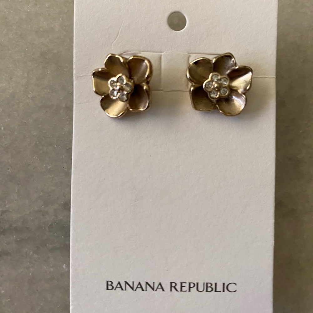 Banana Republic gold fashion flower earrings new